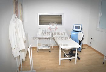 mrt-akademi-estetisyenlik-kursu-kursiyerlerin- uygulama-odasi-2